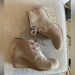 Toms wedge boots women’s size 9.5 tan